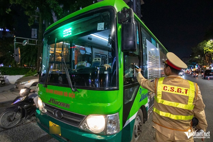 CSGT Hà Nội hóa trang theo dấu ô tô rời quán bia, có tài xế vi phạm 'kịch khung' - 4