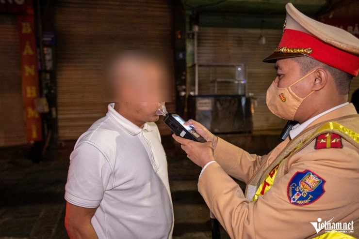 CSGT Hà Nội hóa trang theo dấu ô tô rời quán bia, có tài xế vi phạm 'kịch khung' - 5