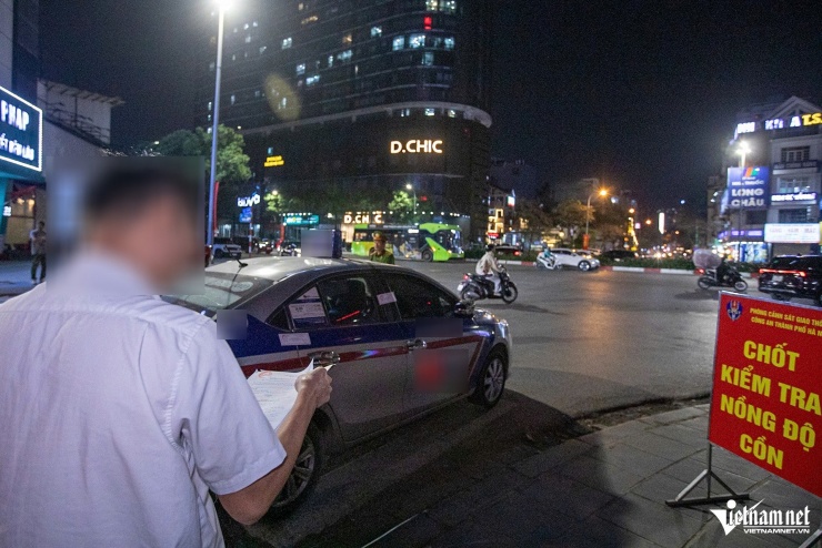 CSGT Hà Nội hóa trang theo dấu ô tô rời quán bia, có tài xế vi phạm 'kịch khung' - 6