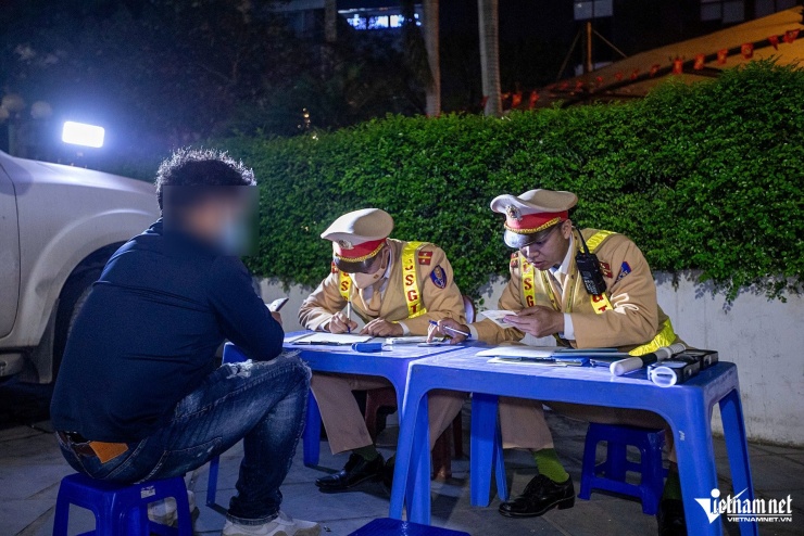 CSGT Hà Nội hóa trang theo dấu ô tô rời quán bia, có tài xế vi phạm 'kịch khung' - 8