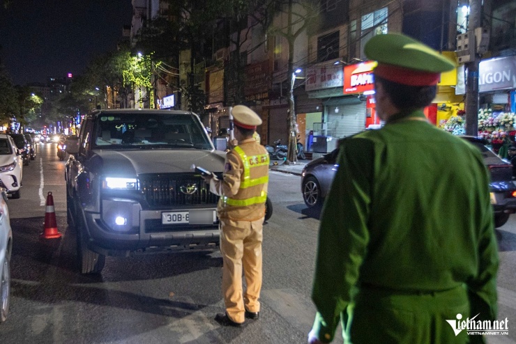 CSGT Hà Nội hóa trang theo dấu ô tô rời quán bia, có tài xế vi phạm 'kịch khung' - 9