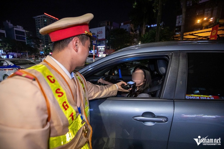 CSGT Hà Nội hóa trang theo dấu ô tô rời quán bia, có tài xế vi phạm 'kịch khung' - 10