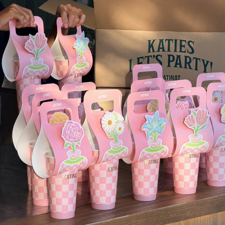 Chuỗi cà phê Katinat chuẩn bị quai xách giỏ hoa với số lượng giới hạn tạo sắc màu đặc biệt dịp Quốc tế phụ nữ.