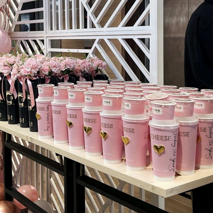 Thương hiệu Cheese Coffee cũng phủ hồng, kèm hoa tươi với các sản phẩm nước dịp 8-3 cùng chương trình Mua 1 Tặng 1 + voucher khi đặt hàng trên ShopeeFood