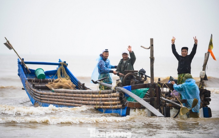 Từ tháng Giêng đến tháng 3 âm lịch, ngư dân vùng bãi ngang Thanh Hóa lại tất bật cho mùa đánh bắt và chế biến sứa biển.