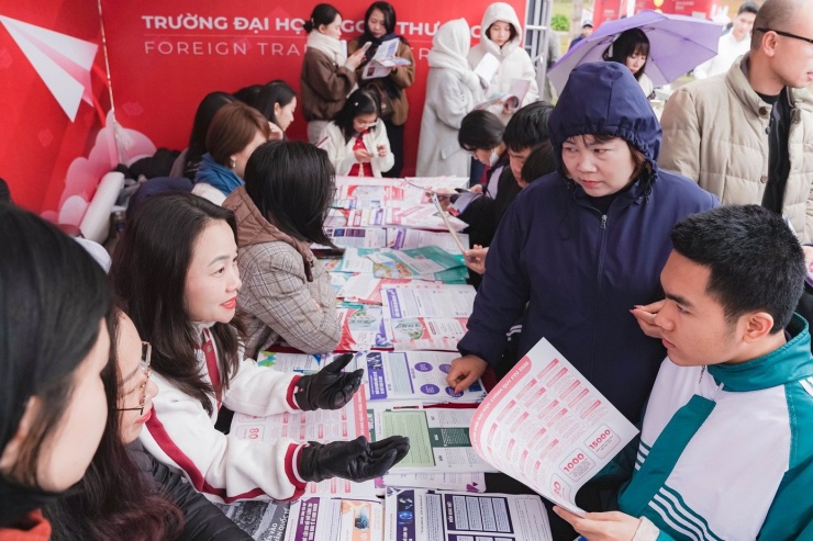 Thí sinh tìm hiểu thông tin tuyển sinh năm 2026. Ảnh: NTCC