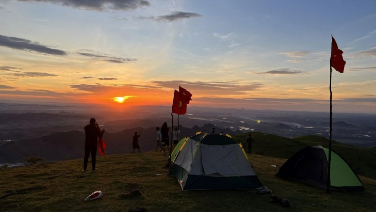 Du khách cắm trại qua đêm trên đỉnh núi để được "săn" mây vào sáng sớm. Ảnh: Lương Thị