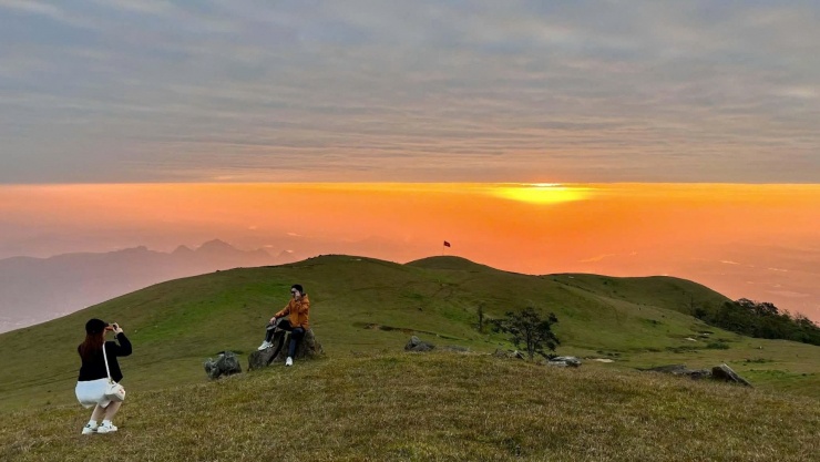 Thảm cỏ quanh năm xanh mướt khiến du khách thích thú. Ảnh: Lương Thị