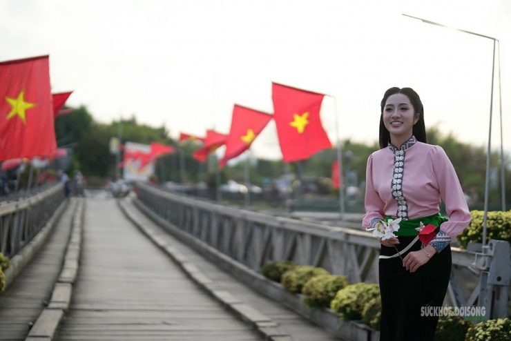 Thiếu nữ trong trang phục dân tộc Thái duyên dáng trên cầu Mường Thanh.