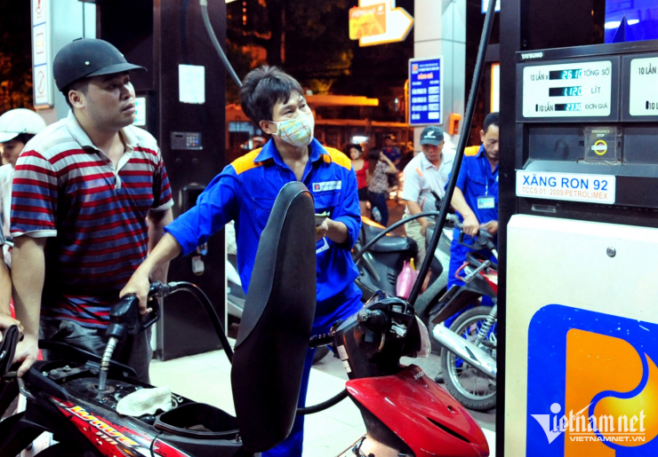 Giá xăng dầu tăng phi mã, chuyên gia dự báo sẽ tác động mạnh đến giá hàng hoá trong nước. Ảnh: Nam Khánh
