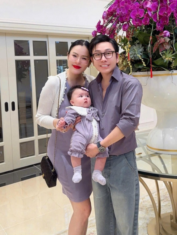 Ảnh sao 8/3: Con gái 6 tháng tuổi ngồi xem Huy Trần nấu ăn - 2