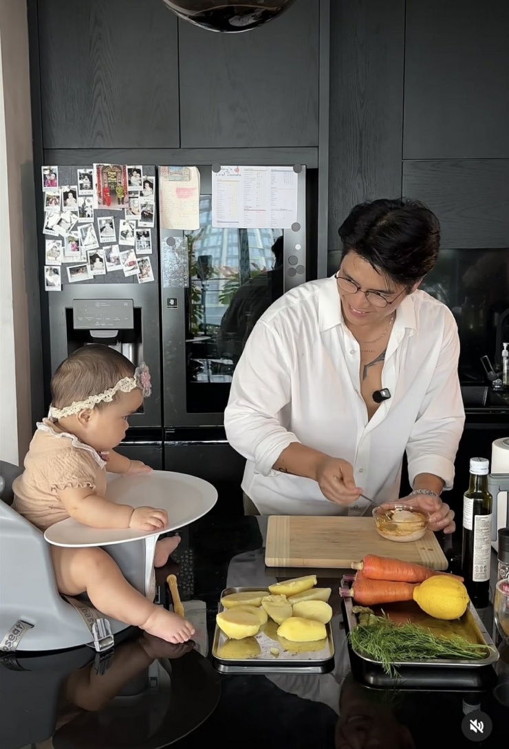 Ảnh sao 8/3: Con gái 6 tháng tuổi ngồi xem Huy Trần nấu ăn - 1