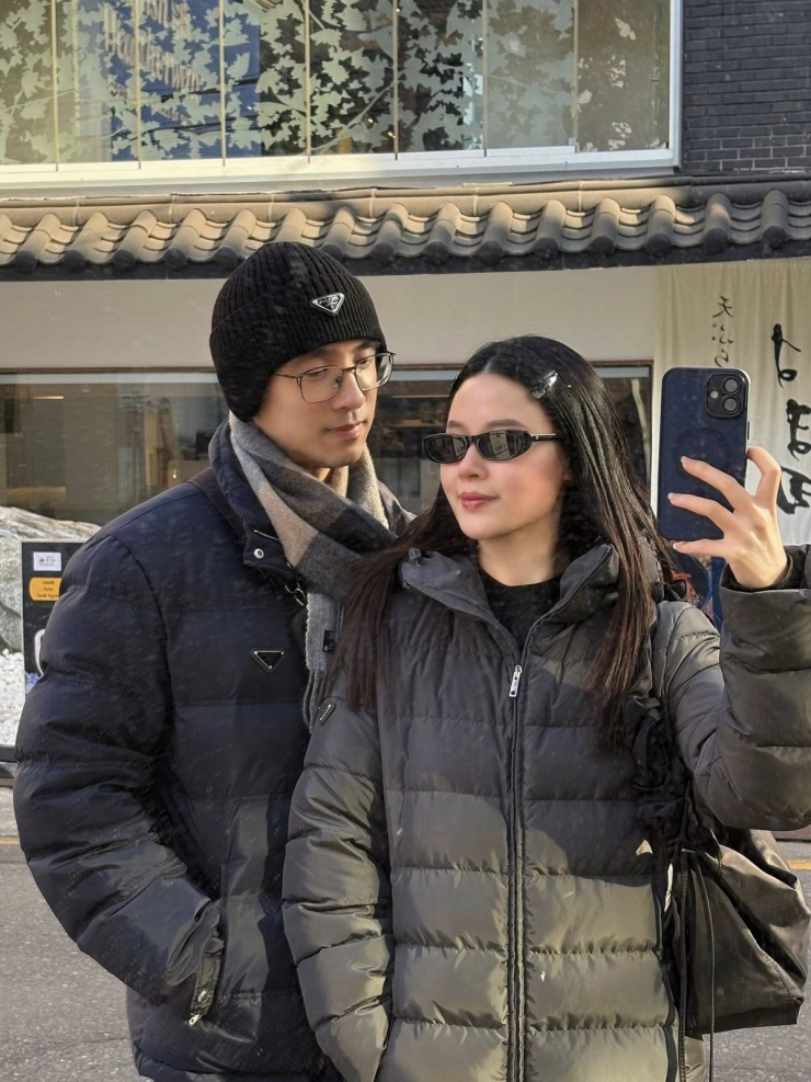 Ảnh sao 8/3: Con gái 6 tháng tuổi ngồi xem Huy Trần nấu ăn - 6