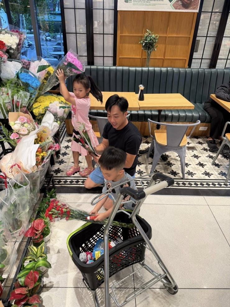 Ảnh sao 8/3: Con gái 6 tháng tuổi ngồi xem Huy Trần nấu ăn - 4