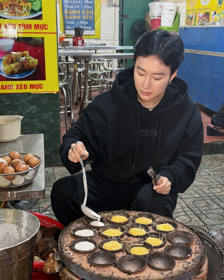 Ảnh sao 8/3: Con gái 6 tháng tuổi ngồi xem Huy Trần nấu ăn - 7