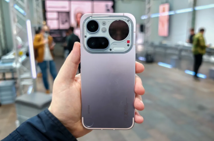 Camera là điểm nhấn đáng chú ý nhất của Nothing Phone (4a) Pro. Ảnh: TheVerge