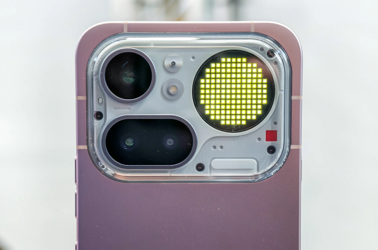 Cụm camera vẫn trong suốt. Ảnh: TheVerge