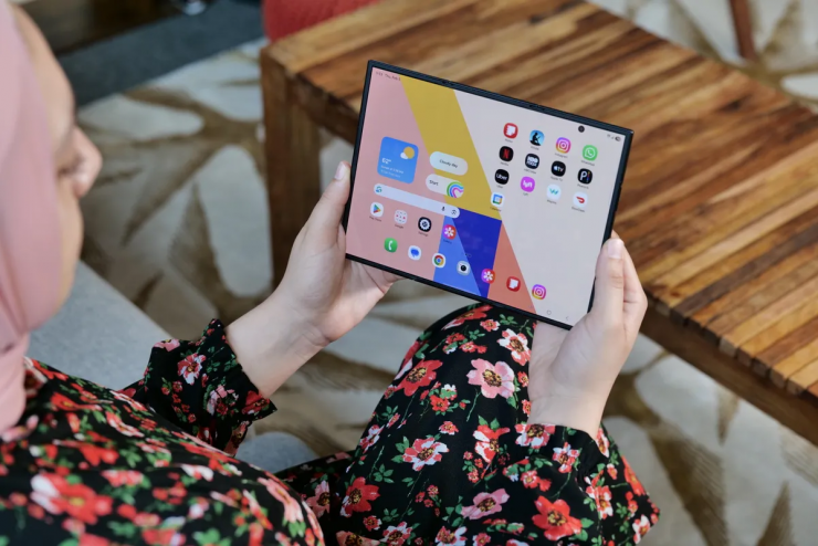 Khi mở ra, Galaxy Z TriFold cho cảm giác giác rất đẹp và mượt mà. Ảnh: CNET