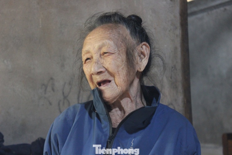 Dù đã 111 tuổi nhưng cụ Mai vẫn minh mẫn.