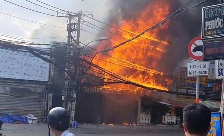 Công an TPHCM khuyến cáo nguy cơ cháy nổ nếu người dân tích trữ xăng dầu không an toàn.