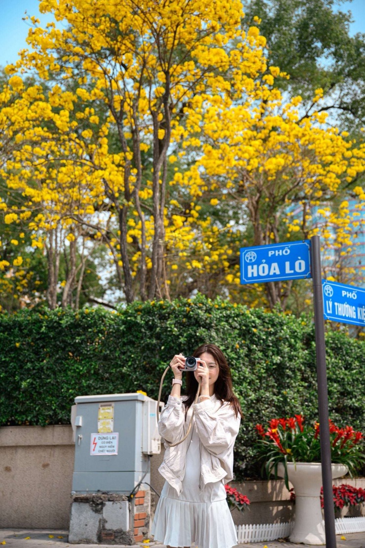 Các bạn trẻ check in tại phố Hỏa Lò. (Ảnh: Nguyễn Đình Toàn)