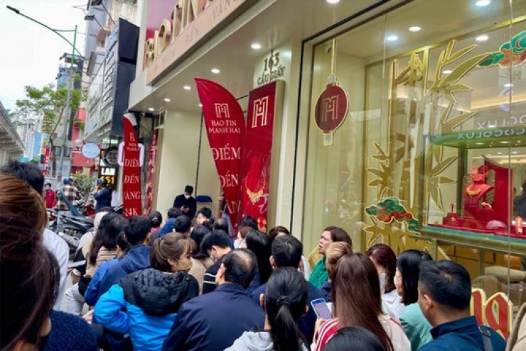 Giá xăng dầu tăng phi mã; xếp hàng nhiều giờ mua vàng