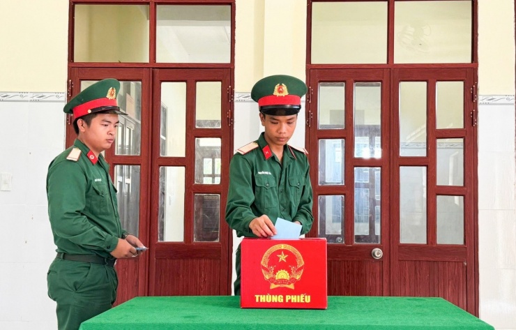 Cử tri đảo Hòn Từ bỏ biếu bầu cử. Ảnh: Báo và Phát thanh - Truyền hình tỉnh An Giang