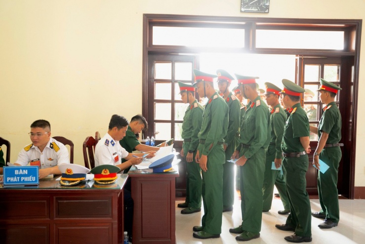 Tổ bầu cử hướng dẫn cử tri nắm rõ các quy định để thực hiện đầy đủ quyền và nghĩa vụ của mình.