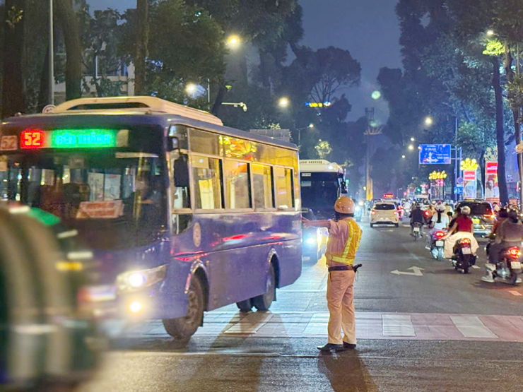 Công tác tuần tra kiểm soát, xử lý vi phạm, CSGT TPHCM phát hiện nhiều trường hợp tài xế, nhà xe cố tình sử dụng thiết bị phá sóng GPS hoặc can thiệp kỹ thuật để làm gián đoạn truyền dữ liệu thiết bị GSHT. Ảnh: Phòng CSGT