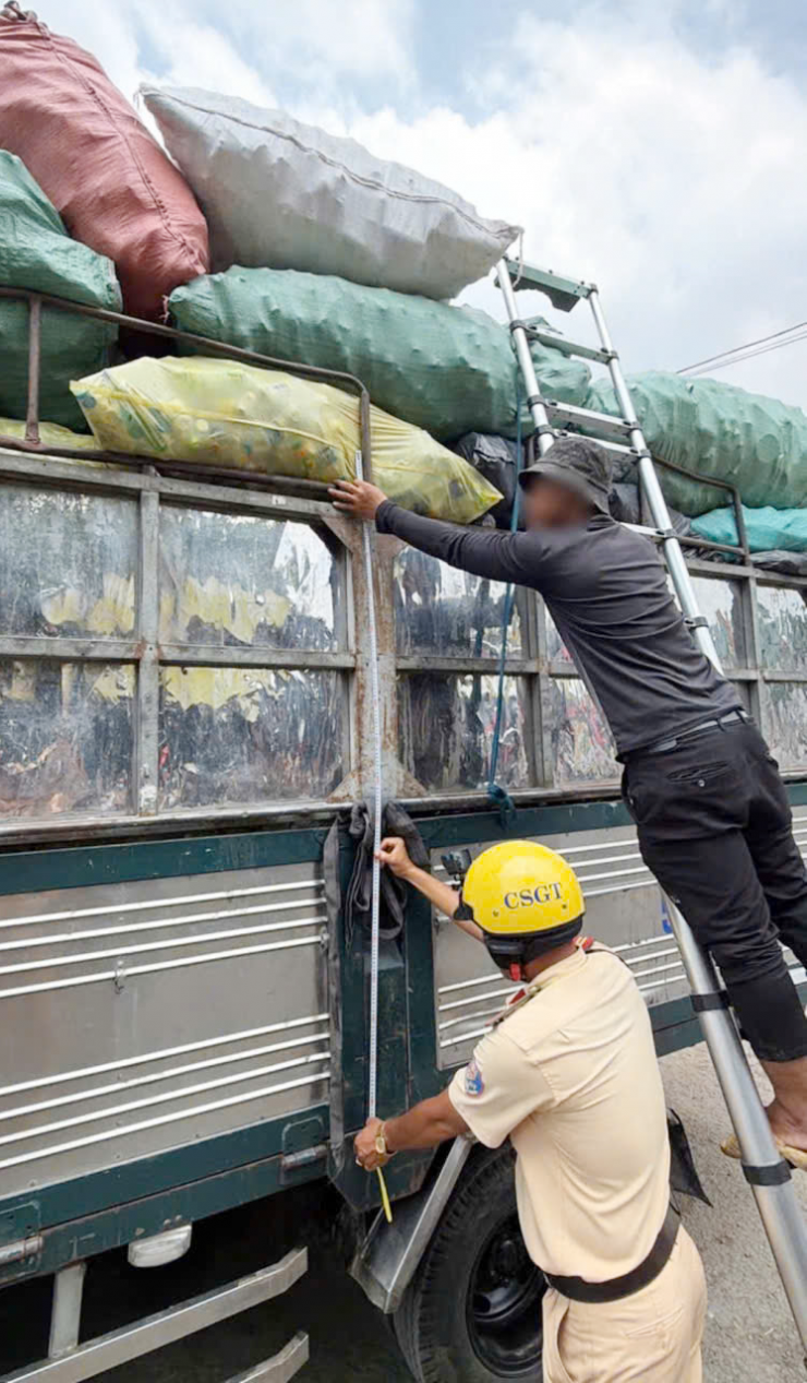 CSGT kiểm tra phương tiện chờ cồng kềnh có dấu hiệu cơi nới, quá tải trọng. Ảnh: Phòng CSGT
