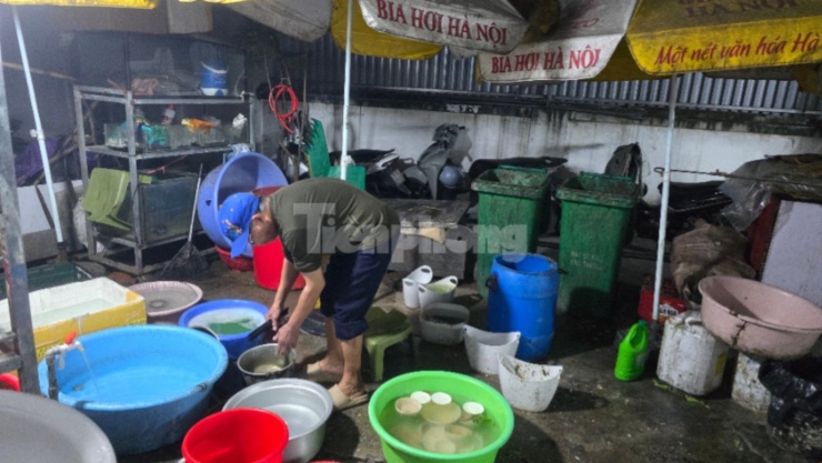 Nhân viên quán Vườn bia 38 dọn dẹp.