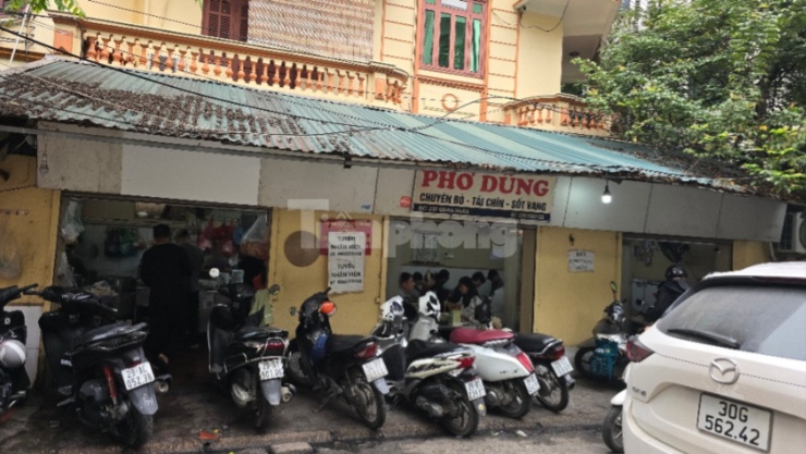 Tương tự, phở Dũng (phố Quan Nhân, phường Thanh Xuân) khá nổi tiếng. Mỗi ngày, cơ sở này bán ra hàng trăm bát phở bò các loại. Thế nhưng, quan sát bằng mắt thường cũng có thể thấy cơ sở này không đảm bảo vệ sinh ATTP. Ảnh chụp ngày 6/3.