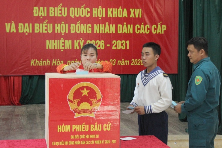 Cử tri bỏ phiếu bầu ĐBQH và HĐND các cấp.
