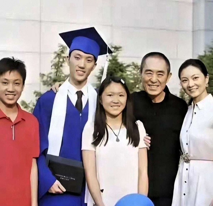 Trương Nghệ Mưu và Trần Đình chụp ảnh cùng các con tại lễ tốt nghiệp của con trai. Ảnh: Handout.