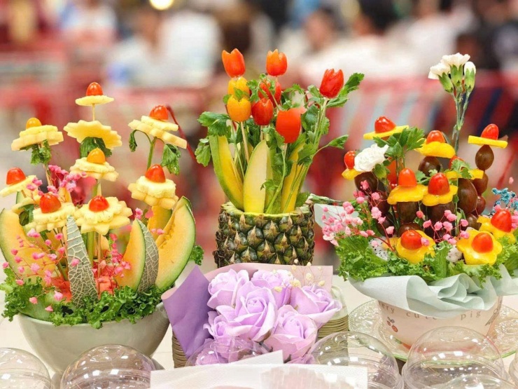 Cận cảnh những bó hoa, giỏ hoa toàn trái cây, rau củ được trang trí bắt mắt khiến khách hàng khó có thể bỏ qua nếu muốn chọn một món quà “không đụng hàng” tặng chị em phụ nữ dịp 8/3.