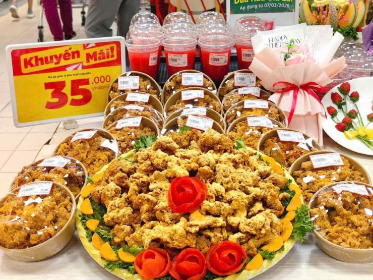 Hoa từ thức ăn là những quà tặng "không đụng hàng" được siêu thị tung ra đúng dịp 8/3