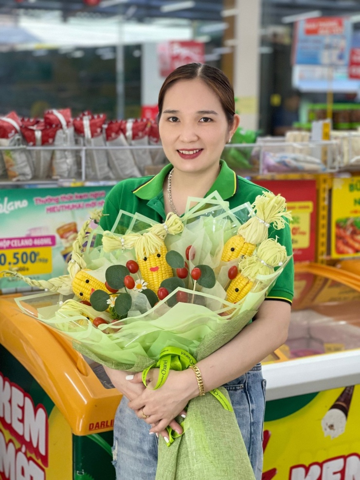 Một món quà độc lạ, “hai trong một”. "Bó hoa này tôi có thể cắm vào bình để ngắm nghía, lại vừa có thể ăn” – một nữ khách hàng vui vẻ nói.