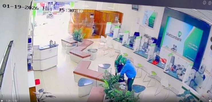 Hiện trường vụ cướp ngân hàng&nbsp;tại Phòng giao dịch Trà Bá của Ngân hàng Vietcombank. Ảnh: Đ.X.