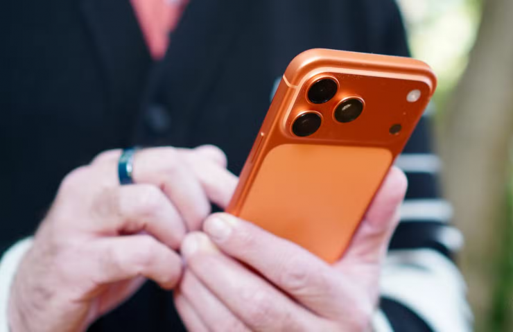 Apple Intelligence hiện vẫn chủ yếu hoạt động như một công cụ hỗ trợ chỉnh sửa văn bản nâng cao hoặc cải tiến các tính năng vốn đã tồn tại từ lâu. Ảnh: AndroidPolice&nbsp;