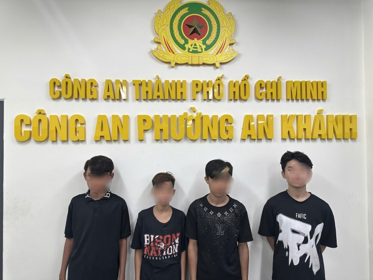4 thiếu niên được đưa về trụ sở công an để làm rõ