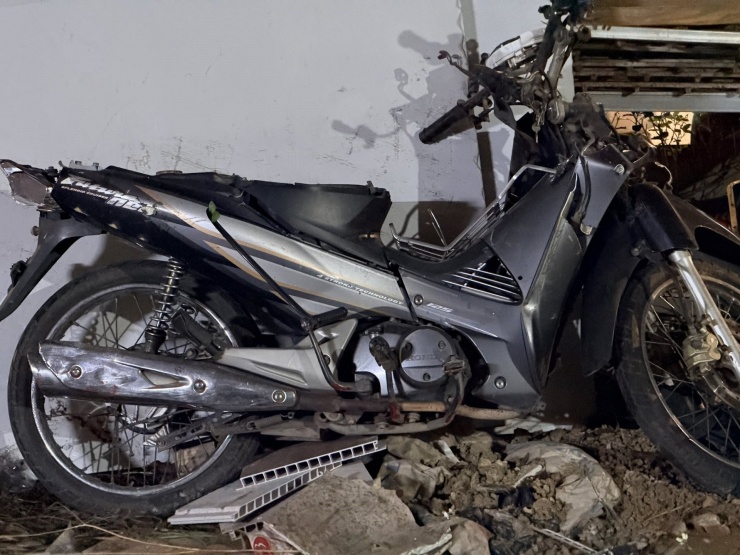 Va chạm với tàu hỏa ở Hà Nội, nam tài xế văng xa 20m, tử vong tại chỗ - 3