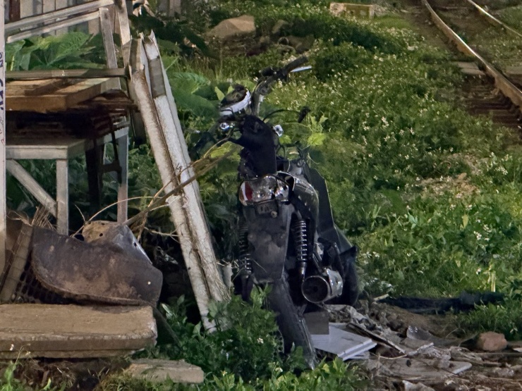 Xe máy văng xa và hư hỏng nặng. Ảnh: Đình Hiếu