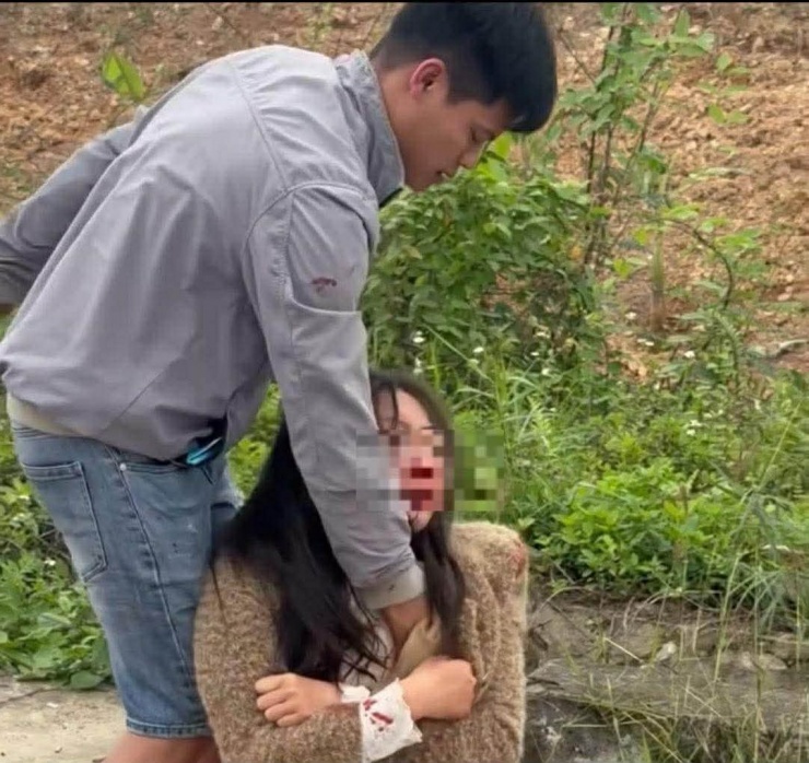 Trên mặt và áo cô gái có nhiều vết máu. Ảnh cắt từ clip