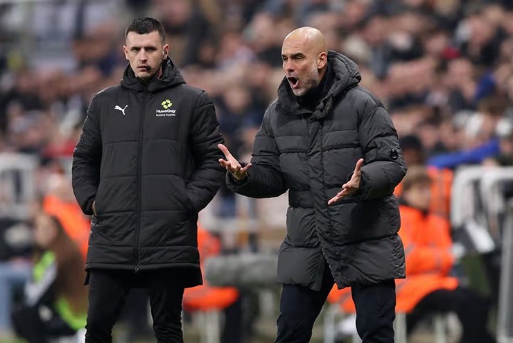 Pep Guardiola nhận án cấm 2 trận, Man City có mất "tướng" đại chiến Arsenal?