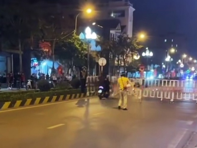 Bất chấp rào chắn, nhóm thanh niên chở 3 lao xe tốc độ cao để 'thông chốt'