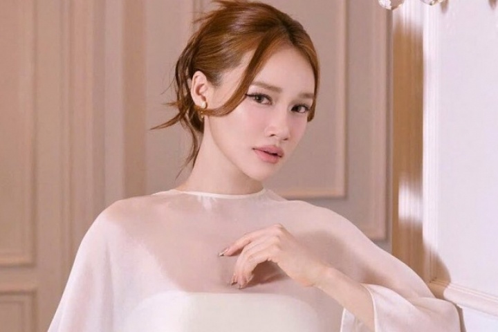 Nhã Phương khoe dáng 'mẹ bỉm sữa' với đầm cúp ngực