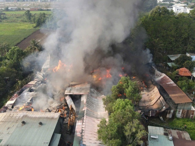 Cháy kho hàng ở Đồng Nai, người dân hốt hoảng tháo chạy