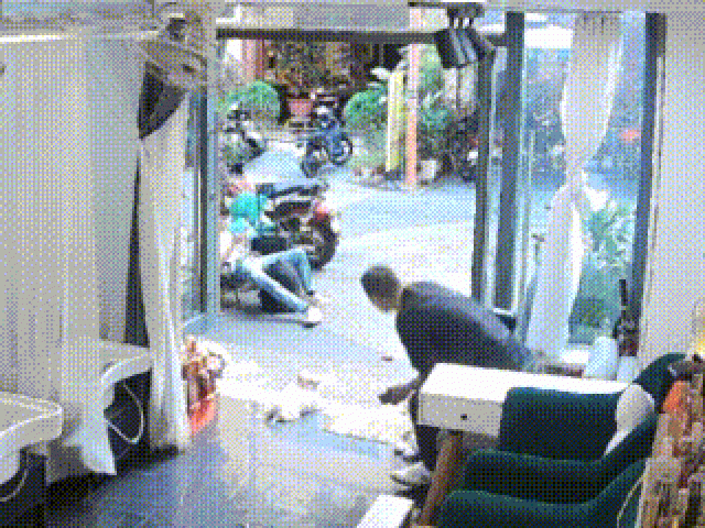 Clip: Người đàn ông đá chó cảnh ở tiệm spa gây bức xúc