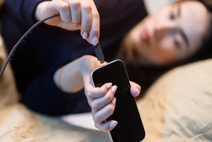 Vì sao điện thoại sạc chậm dù dùng sạc nhanh? - 1