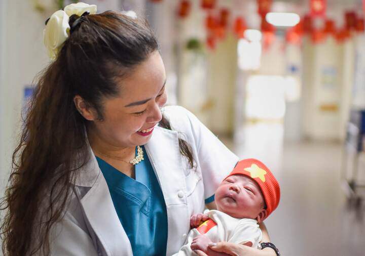 Bác sĩ Vũ Ngân Hà bên những thiên thần nhỏ sinh tại khoa Sản thường, Bệnh viện Phụ Sản Trung ương. (Ảnh: Bống Vũ)
